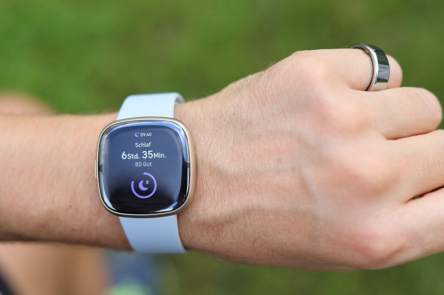 Man sieht den aufgezeichneten Schlaf auf der Fitbit Sense 2.